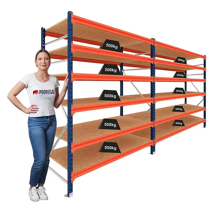 Proregal Schwerlastregal DOMINUS 2er Set mit Spanplatten - Traglast pro Boden: 500 kg, Anzahl Böden: 6 Stk., Stecken, Blau/Orange - Robustes orange-blaues Schwerlastregal mit Holzablagen, demonstriert 500kg Tragkraft, mit einer Frau zum Größenvergleich.