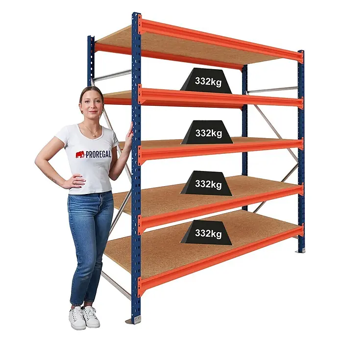 Proregal Schwerlastregal Grundregal DOMINUS mit Spanplatten - H x B x T: 200 x 240 x 60 cm, Traglast pro Boden: 332 kg, Anzahl Böden: 5 Stk., Stecken, Blau/Orange - Hohes Metallregal mit blauen Pfosten, orangefarbenen Trägern und Holzregalböden. Eine Frau daneben zeigt seine Höhe; jeder Boden trägt 332kg.