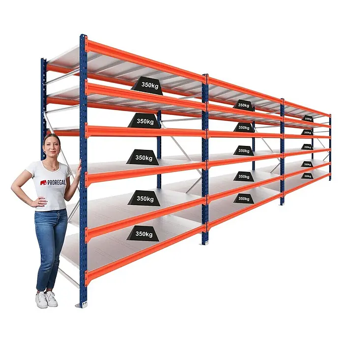 Proregal Schwerlastregal DOMINUS 3er Set mit Stahlplatten - Traglast pro Boden: 350 kg, Anzahl Böden: 6 Stk., Stecken, Blau/Orange - Schwerlastregal PROREGAL mit blauen Ständern, orangefarbenen Trägern, weißen Böden und 350 kg Tragkraft pro Boden, Frau zur Skala.
