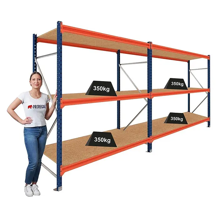 Proregal Schwerlastregal DOMINUS 2er Set mit Spanplatten - Traglast pro Boden: 350 kg, Anzahl Böden: 3 Stk., Stecken, Blau/Orange - Blau-orange Schwerlastregal mit Holzregalböden, zeigt 350kg Tragkraft pro Boden, mit Frau zur Größenreferenz.
