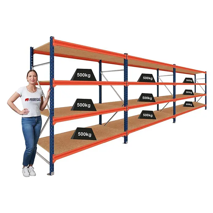 Proregal Schwerlastregal DOMINUS 3er Set mit Spanplatten - Traglast pro Boden: 500 kg, Anzahl Böden: 4 Stk., Stecken, Blau/Orange - Schwerlastregal aus blau-orangenem Metall mit Holzplatten, eine Frau zeigt die Größe, 500kg Traglast pro Ebene.