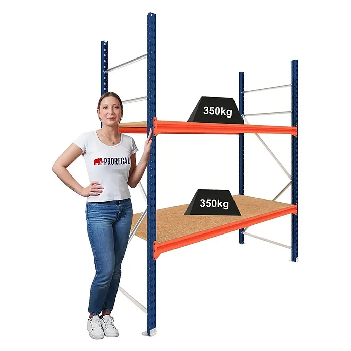 Proregal Schwerlastregal Grundregal DOMINUS mit Spanplatten - Traglast pro Boden: 350 kg, Anzahl Böden: 2 Stk., Stecken, Blau/Orange - Robustes blau-oranges Metallregal mit Holzablagen, zeigt 350 kg Traglast pro Boden. Eine Frau steht zur Größenangabe daneben.