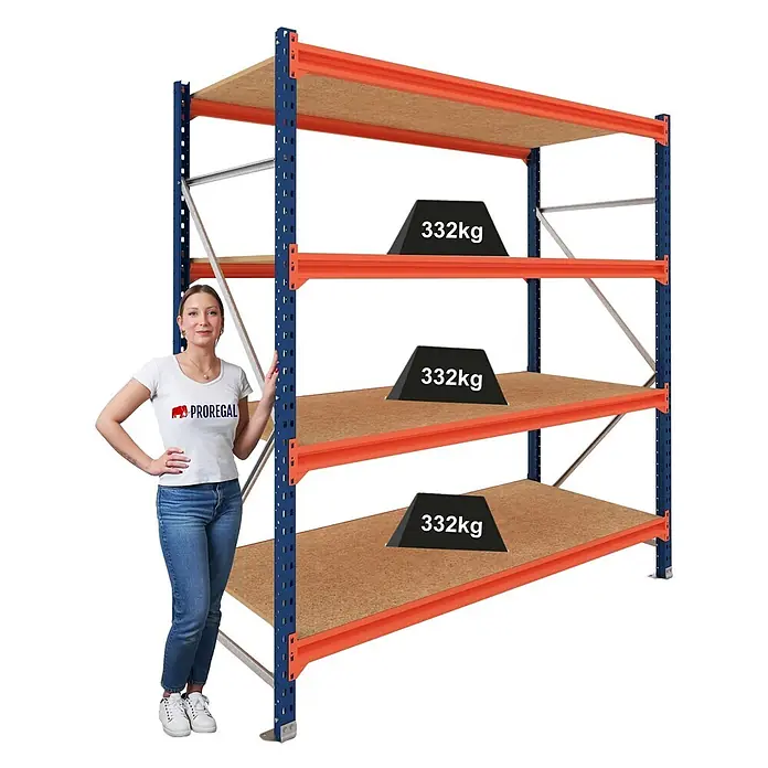 Proregal Schwerlastregal Grundregal DOMINUS mit Spanplatten - Traglast pro Boden: 332 kg, Anzahl Böden: 4 Stk., Stecken, Blau/Orange - Blau-oranges Schwerlast-Industrieregal mit Holzablagen, Frau als Größenvergleich und 332kg Gewichte demonstrieren Tragfähigkeit.