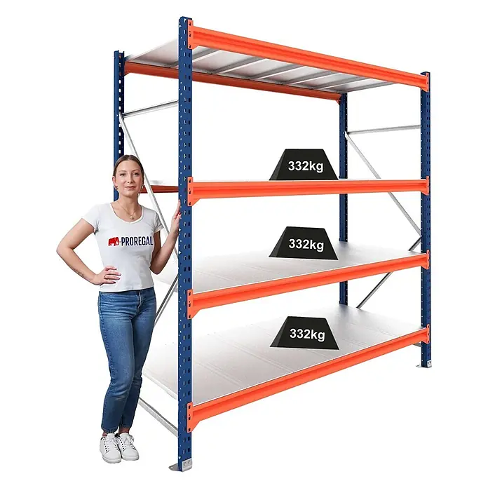 Proregal Schwerlastregal Grundregal DOMINUS mit Stahlplatten - Traglast pro Boden: 332 kg, Anzahl Böden: 4 Stk., Stecken, Blau/Orange - Blau-orange Schwerlastregal mit vier Fachböden, zeigt 332kg Tragkraft pro Boden. Eine Frau steht daneben als Größenvergleich.