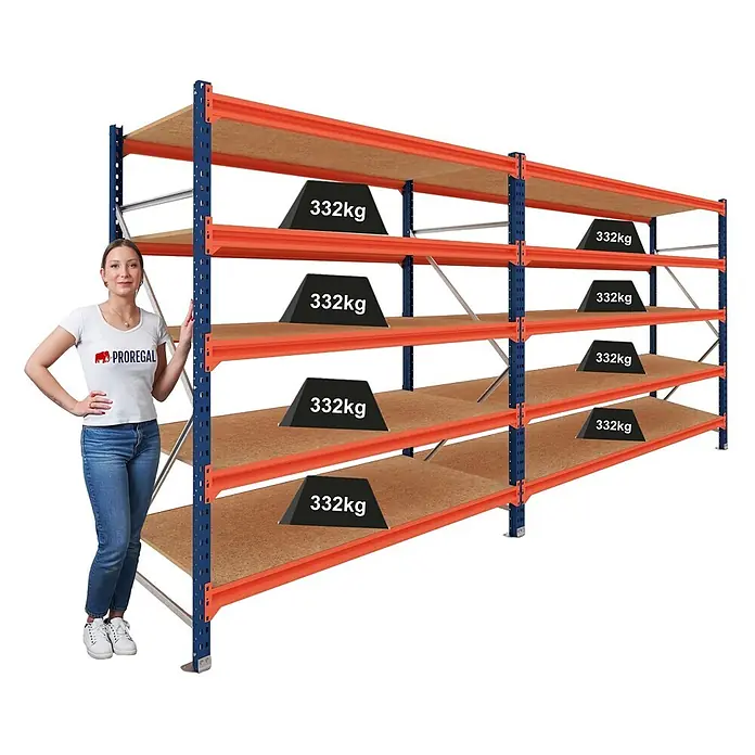 Proregal Schwerlastregal DOMINUS 2er Set mit Spanplatten - Traglast pro Boden: 332 kg, Anzahl Böden: 5 Stk., Stecken, Blau/Orange - Schwerlastregal mit blauen Ständern, orangefarbenen Traversen und Holzböden, mit 332kg Gewichten pro Ebene. Frau steht daneben zum Größenvergleich.
