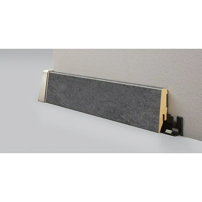 LOGOCLIC Sockelleiste K58 C Torino - 260 cm x 18 mm x 58 mm, MDF - Ein Sockelleisten-Profil mit Steinmuster und silberfarbenem Abschluss, befestigt an einer Wand.