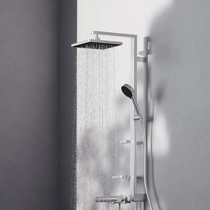 Ideal Standard Alu+ Duschsystem Ceratwist BE213 - Lochabstand: 60 cm, Form Kopfbrause: Eckig, Silber - Modernes Chrom-Duschsystem mit quadratischem Regenduschkopf und Handbrause, Wasser fließt.