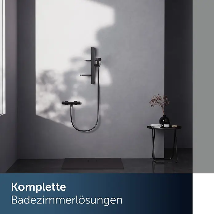 Ideal Standard Alu+ Brausegarnitur Idealrain - Lochabstand: 40 cm - 50 cm, Art Strahl: SilkRain, Rain, Schwarz - Modernes schwarzes Duschsystem mit Mischer, Handbrause und flacher Duschwanne in minimalistischem Bad.