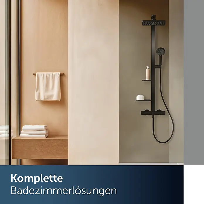 Ideal Standard Alu+ Duschsystem Ceratherm - Form Kopfbrause: Eckig, Lochabstand: 600 mm, Anzahl Strahlarten: 2 Stk., Schwarz - Mattschwarzes Duschsystem mit großer Kopfbrause, Handbrause und integrierten Ablagen für Pflegeprodukte in einem modernen Badezimmer.
