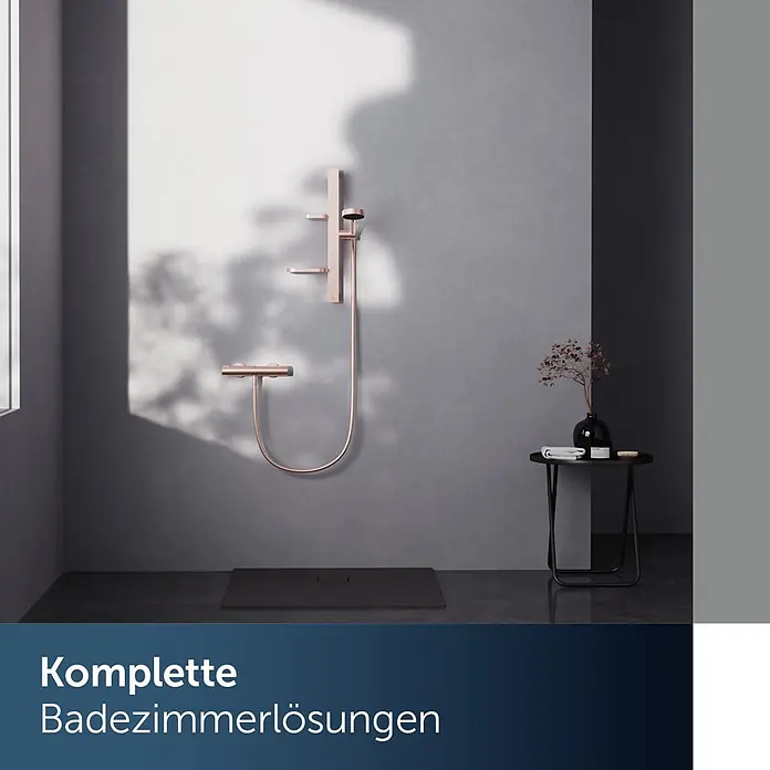 Ideal Standard Alu+ Brausegarnitur Ceratherm - Lochabstand: 40 cm - 50 cm, Art Strahl: SilkRain, Rain, Rosé - Modernes Duschsystem in Roségold mit Thermostatmischer und Handbrause in einem minimalistischen Badezimmer.