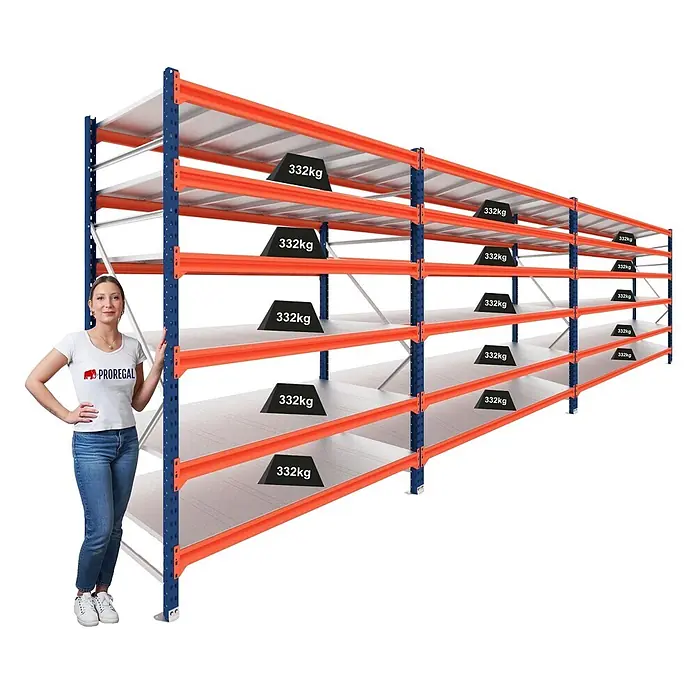 Proregal Schwerlastregal DOMINUS 3er Set mit Stahlplatten - Traglast pro Boden: 332 kg, Anzahl Böden: 6 Stk., Stecken, Blau/Orange - Blau-orange Schwerlastregale mit mehreren Ebenen, die 332 kg Tragfähigkeit pro Regal anzeigen, eine Frau dient als Größenvergleich.