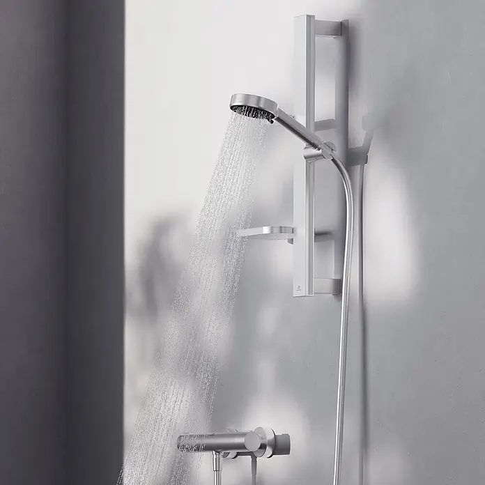 Ideal Standard Alu+ Brausegarnitur Ceratherm - Lochabstand: 40 cm - 50 cm, Art Strahl: SilkRain, Rain, Silber - Silbernes Duschsystem mit Handbrause, Duschstange und Thermostatmischer, Wasser sprühend.