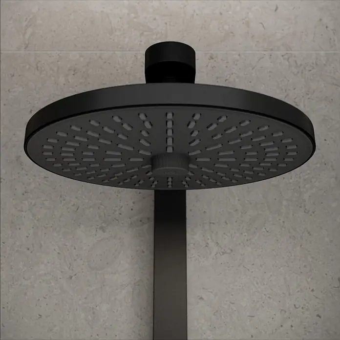 Ideal Standard Alu+ Kopfbrause Idealrain - Durchmesser: 26 cm, 8 l/min, Schwarz, Rund - Mattschwarzer runder Duschkopf mit sichtbaren Sprühdüsen, an einem schwarzen Arm montiert.