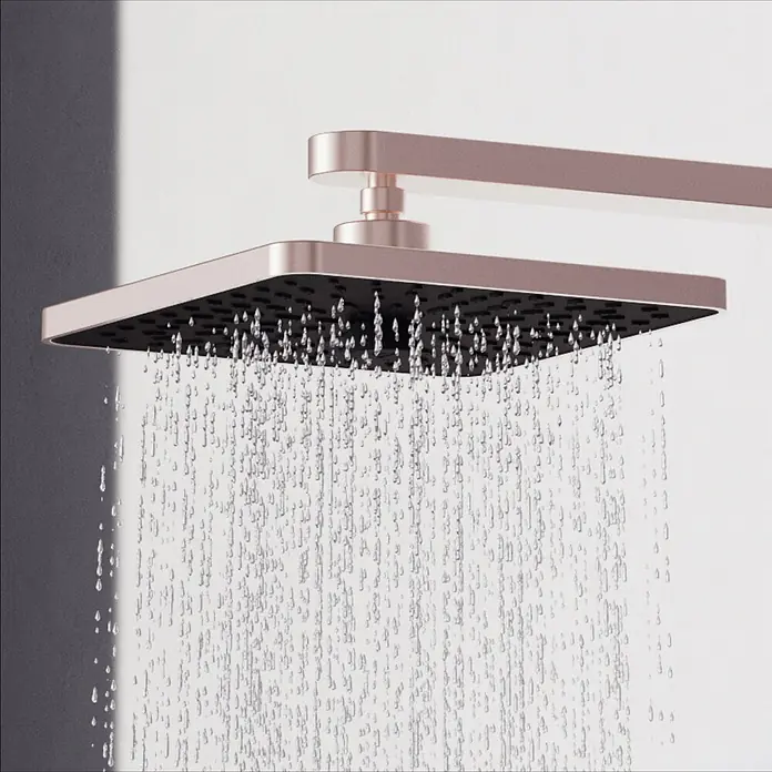 Ideal Standard Alu+ Kopfbrause Idealrain - B x L: 260 x 260 mm, 12 l/min, Rosé - Roségoldener quadratischer Duschkopf, aus dessen Düsen Wasser spritzt.