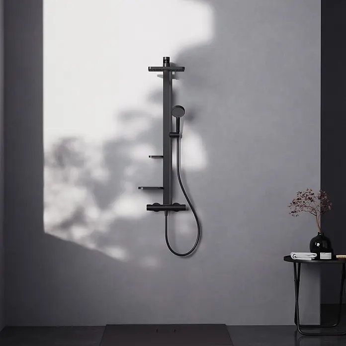 Ideal Standard Alu+ Duschsystem Ceratherm - Form Kopfbrause: Eckig, Lochabstand: 600 mm, Anzahl Strahlarten: 2 Stk., Schwarz - Mattschwarzes Duschsystem mit Handbrause und integrierten Ablagen, wandmontiert im modernen Bad.