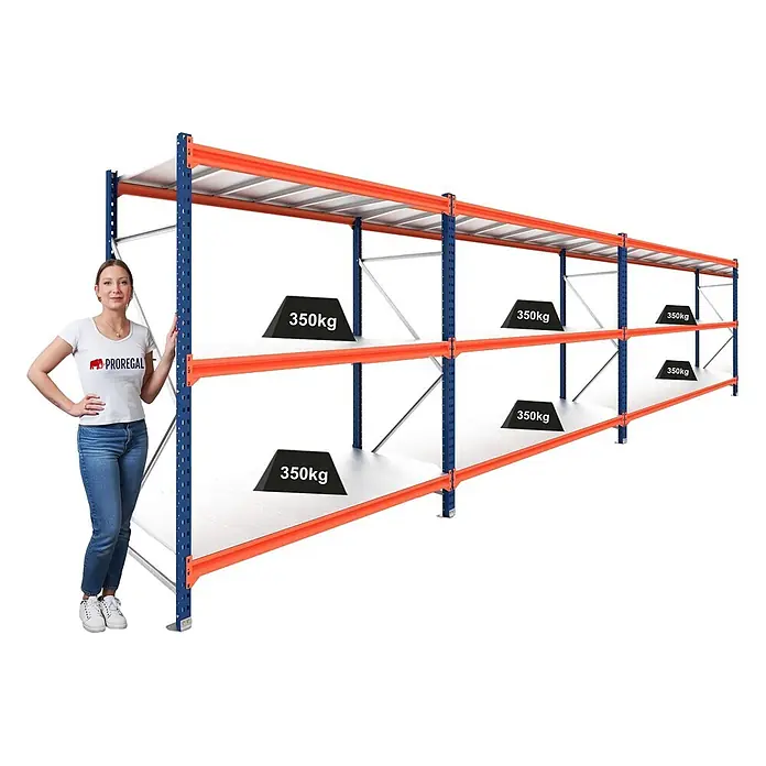 Proregal Schwerlastregal DOMINUS 3er Set mit Stahlplatten - Traglast pro Boden: 350 kg, Anzahl Böden: 3 Stk., Stecken, Blau/Orange - Langes blau-oranges Schwerlastregal mit mehreren Böden, eine Frau zur Größenreferenz und 350kg Gewichte zeigen die Tragfähigkeit.
