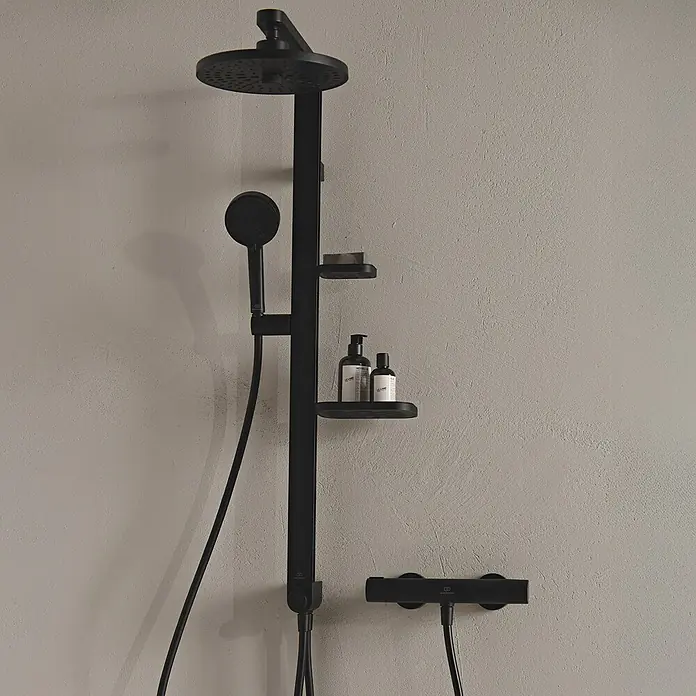 Ideal Standard Duschsystem Ceratwist BE21 - Lochabstand: 600 mm, Anzahl Strahlarten: 2 Stk., Form Kopfbrause: Rund, Schwarz - Schwarzes Duschsystem mit Kopfbrause, Handbrause, zwei integrierten Ablagen und Thermostatmischer.