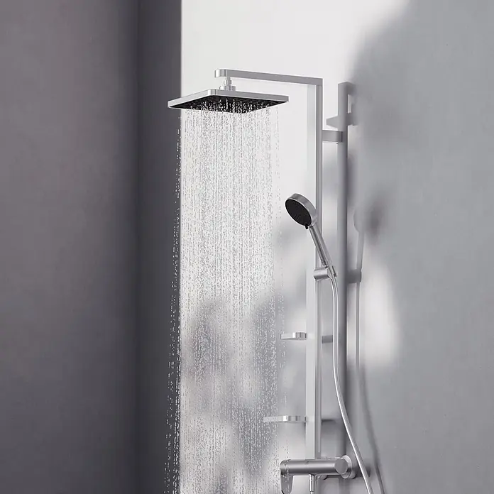 Ideal Standard Alu+ Duschsystem Ceraflow BE204SI - Lochabstand: 60 cm, Anzahl Strahlarten: 2 Stk., Silber, Form Kopfbrause: Eckig - Metallisches Duschsystem mit quadratischem Regenduschkopf und Handbrause, Wasser läuft.