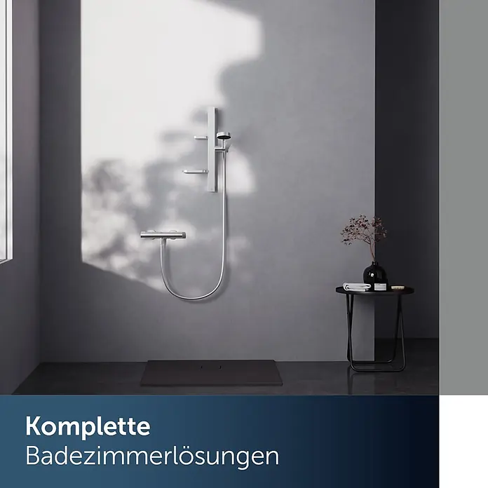 Ideal Standard Alu+ Brausegarnitur Ceratherm - Lochabstand: 40 cm - 50 cm, Art Strahl: SilkRain, Rain, Silber - Modernes Duschsystem aus Chrom mit Handbrause und schwarzer Duschwanne in minimalistischem Bad.
