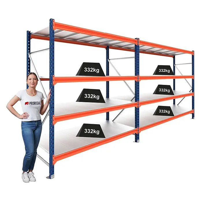 Proregal Schwerlastregal DOMINUS 2er Set mit Stahlplatten - H x B x T: 250 x 240 x 60 cm, Traglast pro Boden: 332 kg, Anzahl Böden: 4 Stk., Stecken, Blau/Orange - Blau-orange Schwerlastregal mit drei Ebenen, beladen mit 332kg Gewichten. Eine Frau daneben zeigt die Größe.