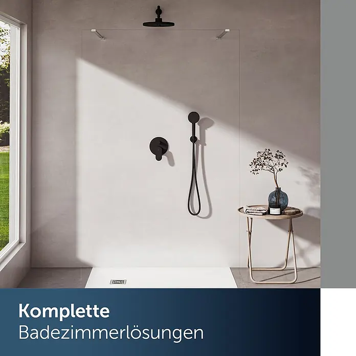 Ideal Standard Alu+ Kopfbrause Idealrain - Durchmesser: 26 cm, 8 l/min, Schwarz, Rund - Modernes Badezimmer mit mattschwarzer Kopf- und Handbrause, klarer Glasduschwand und weißer Duschwanne.