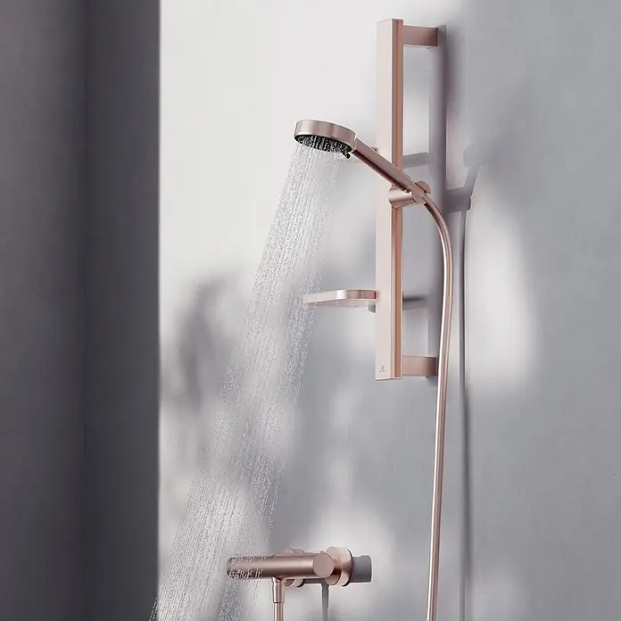Ideal Standard Alu+ Brausegarnitur Ceratherm - Lochabstand: 40 cm - 50 cm, Art Strahl: SilkRain, Rain, Rosé - Roségoldenes Duschsystem, Handbrause sprüht Wasser.