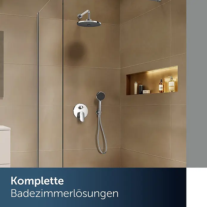 Ideal Standard Alu+ Kopfbrause Idealrain - Durchmesser: 26 cm, 8 l/min, Chrom, Rund - Regenduschkopf, Handbrause und Armatur aus Chrom in einer modernen gefliesten Duschkabine mit beleuchteter Nische.