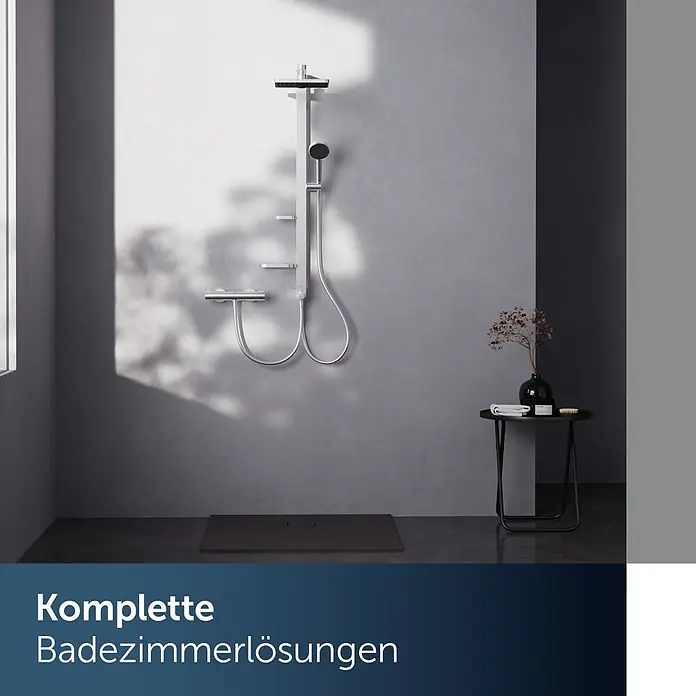 Ideal Standard Alu+ Duschsystem Ceratwist BE213 - Lochabstand: 60 cm, Form Kopfbrause: Eckig, Silber - Modernes Duschsystem mit Kopf- und Handbrause in einem modernen grauen Badezimmer.