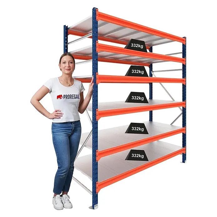 Proregal Schwerlastregal Grundregal DOMINUS mit Stahlplatten - Traglast pro Boden: 332 kg, Anzahl Böden: 6 Stk., Stecken, Blau/Orange - Schwerlastregal mit blauen Ständern, orangefarbenen Traversen und grauen Böden. Zeigt 332kg Last pro Boden und eine Frau zum Größenvergleich.