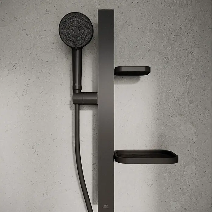 Ideal Standard Alu+ Brausegarnitur Idealrain - Lochabstand: 40 cm - 50 cm, Art Strahl: SilkRain, Rain, Schwarz - Modernes, matt-schwarzes Duschsystem mit Handbrause, Schlauch, vertikaler Stange und zwei integrierten Ablagen.