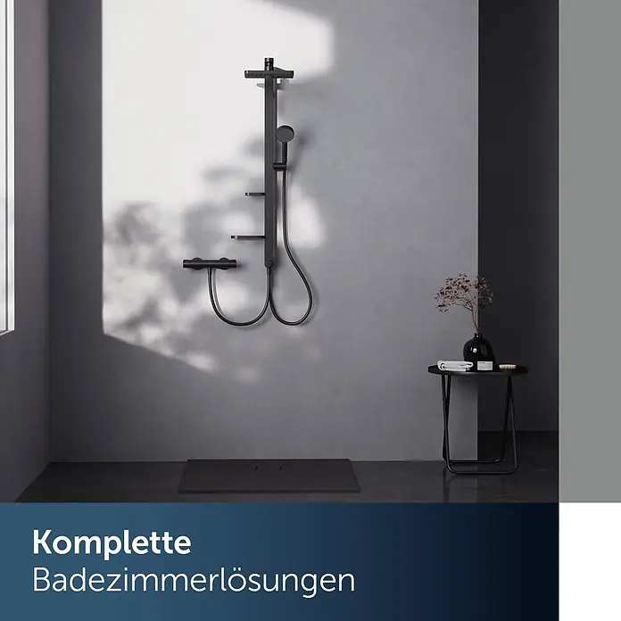 Ideal Standard Alu+ Duschsystem Ceratwist BE213 - Lochabstand: 60 cm, Form Kopfbrause: Eckig, Schwarz - Schwarzes Duschsystem mit Kopf- und Handbrause, Thermostatmischer, in modernem Bad.