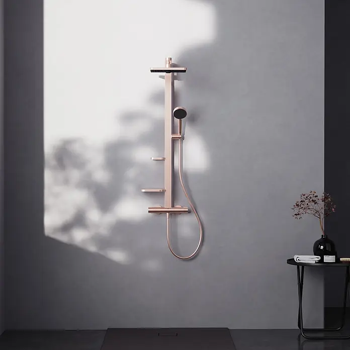 Ideal Standard Alu+ Duschsystem Ceratherm - Anzahl Strahlarten: 2 Stk., Rosé - Roségoldenes, wandmontiertes Duschsystem mit Handbrause und Ablagen.