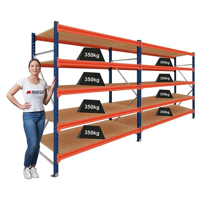 Proregal Schwerlastregal DOMINUS 2er Set mit Spanplatten - Traglast pro Boden: 350 kg, Anzahl Böden: 5 Stk., Stecken, Blau/Orange - Schwerlast-Industrieregal mit blauen Ständern, orangen Trägern und Holzregalböden, zeigt 350kg Traglast pro Fach, mit Frau zum Größenvergleich.