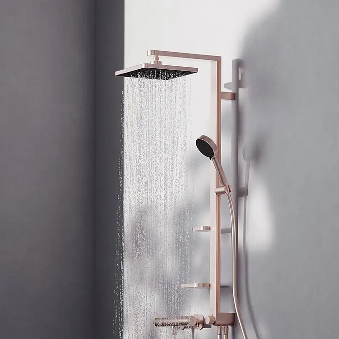 Ideal Standard Alu+ Duschsystem Ceratwist BE213 - Lochabstand: 60 cm, Form Kopfbrause: Eckig, Rosé - Roségoldenes Duschsystem mit Kopf- und Handbrause, Wasser fließt aus dem oberen Duschkopf.