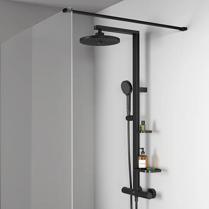 Ideal Standard Alu+ Duschsystem Ceratherm - Form Kopfbrause: Rund, Lochabstand: 600 mm, Anzahl Strahlarten: 2 Stk., Schwarz - Schwarzes Duschsystem mit Regen- und Handbrause, Thermostatmischer und Ablagen, neben einer Glasduschwand.