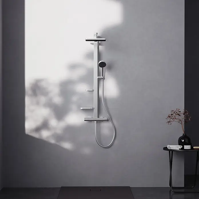Ideal Standard Alu+ Duschsystem Ceratherm - Anzahl Strahlarten: 2 Stk., Silber - Modernes Chrom-Duschsystem mit Kopfbrause, Handbrause, integrierten Ablagen und einer eleganten schwarzen Duschwanne.