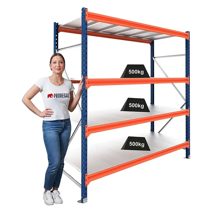 Proregal Schwerlastregal Grundregal DOMINUS mit Stahlplatten - H x B x T: 200 x 150 x 40 cm, Traglast pro Boden: 500 kg, Anzahl Böden: 4 Stk., Stecken, Blau/Orange - Blau-orange Metallregal mit Frau zum Größenvergleich, zeigt Regalböden mit 500kg Gewichten.