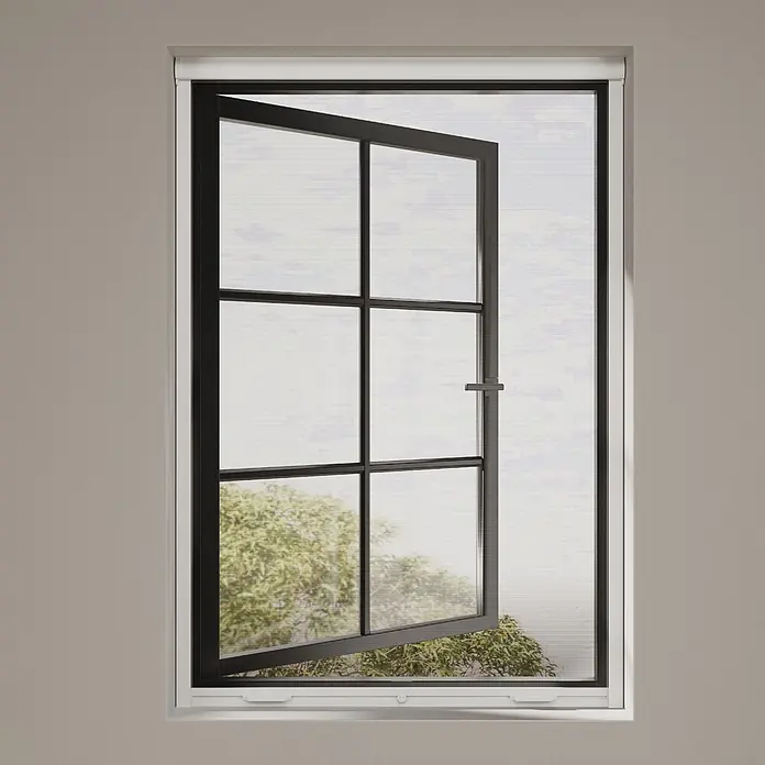 Cocoon Home Concepts Insektenschutz-Fensterrollo - B x H: 90 x 150 cm, Montage Insektengitter: Schrauben - Weißes, ausziehbares Insektenschutzrollo an einem geöffneten schwarzen Fenster, schützt vor Schädlingen.