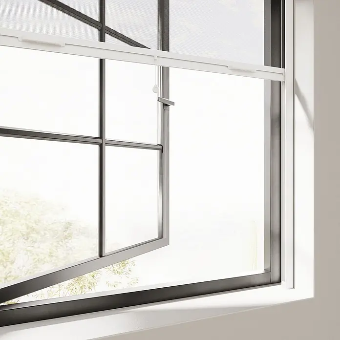 Cocoon Home Concepts Insektenschutz-Fensterrollo - B x H: 90 x 150 cm, Montage Insektengitter: Schrauben - Teilweise geöffnetes Fenster mit dunklem Rahmen und integriertem Fliegengitter, zeigt Blick nach draußen.