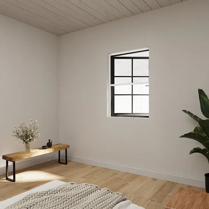Cocoon Home Concepts Insektenschutz-Fensterrollo - B x H: 90 x 150 cm, Montage Insektengitter: Schrauben - Holzbank mit schwarzen Metallbeinen in einem Raum, dekoriert mit Blumen und einer kleinen Vase.