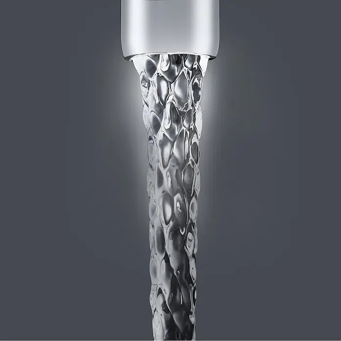 Neoperl Strahlregler Diamond - M24X1 - Klares, strukturiertes Wasser fließt in einem geformten Strahl aus einem metallischen Wasserhahn.