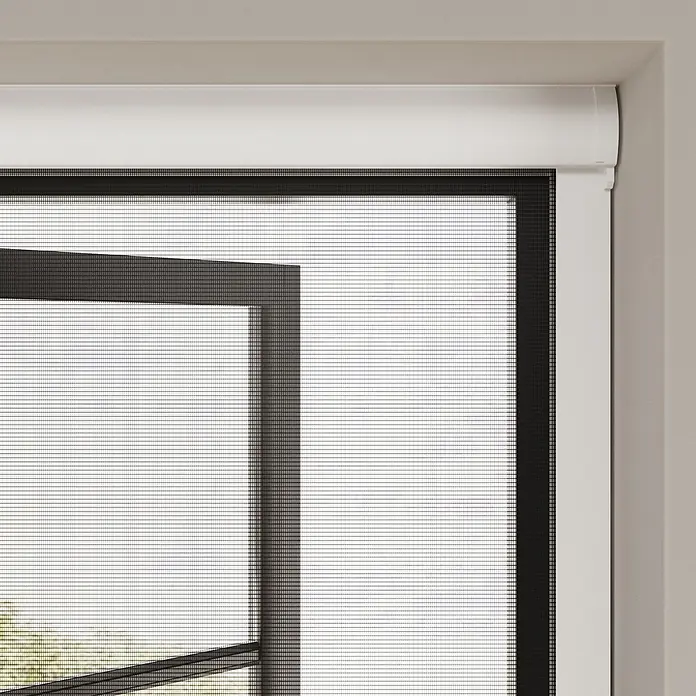 Cocoon Home Concepts Insektenschutz-Fensterrollo - B x H: 90 x 150 cm, Montage Insektengitter: Schrauben - Weißes aufrollbares Insektenschutzgitter im Fenster installiert, schwarzes Netz teilweise ausgefahren.