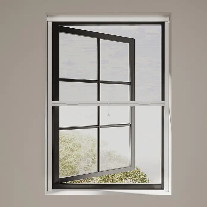 Cocoon Home Concepts Insektenschutz-Fensterrollo - B x H: 90 x 150 cm, Montage Insektengitter: Schrauben - Fenster mit hellem, ausziehbarem Insektenschutzgitter, teilweise ausgerollt.