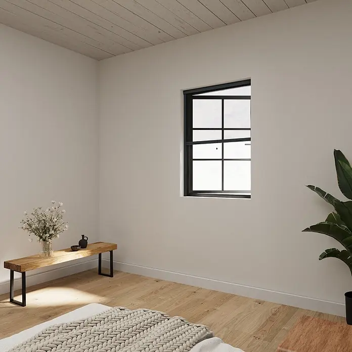 Cocoon Home Concepts Insektenschutz-Fensterrollo - B x H: 100 x 150 cm, Montage Insektengitter: Schrauben - Eine lange Holzbank mit schwarzen Metallbeinen in einem minimalistischen Raum, geschmückt mit Blumen und einem kleinen Topf.