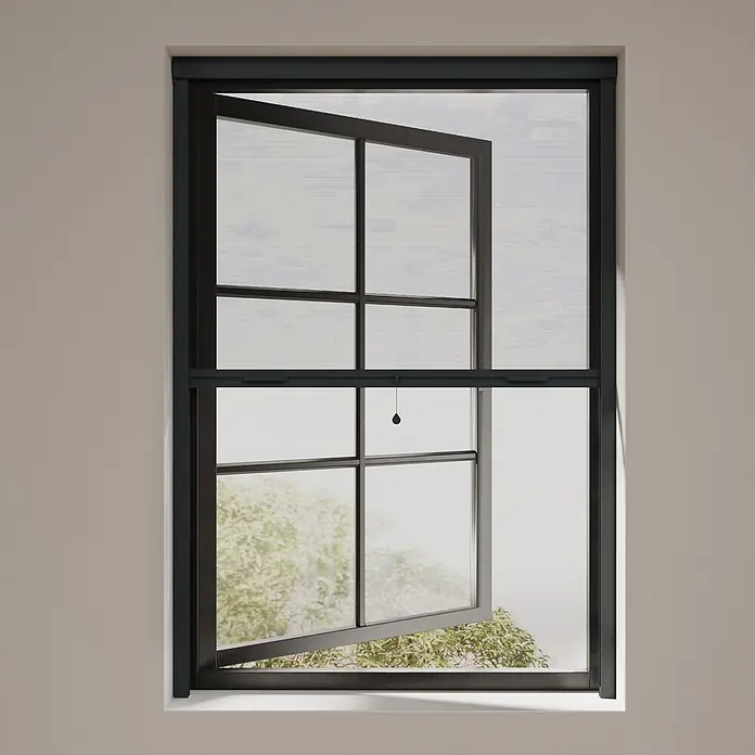 Cocoon Home Concepts Insektenschutz-Fensterrollo - B x H: 100 x 150 cm, Montage Insektengitter: Schrauben - Integriertes dunkles Rollen-Fliegengitter in einem geöffneten Fenster mit Blick nach draußen.