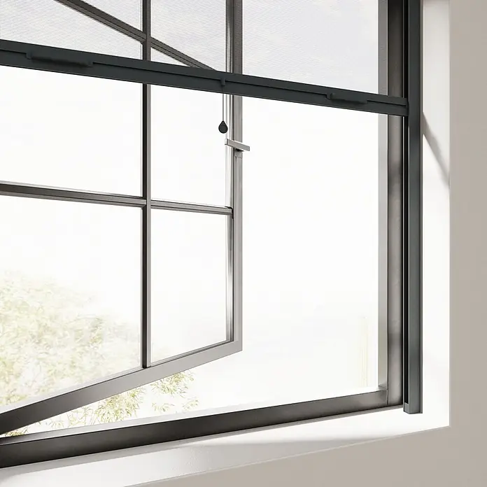 Cocoon Home Concepts Insektenschutz-Fensterrollo - B x H: 100 x 150 cm, Montage Insektengitter: Schrauben - Dunkelgraues Kipp-Dreh-Fenster mit integriertem, heruntergezogenem Insektenschutz und Ausblick.