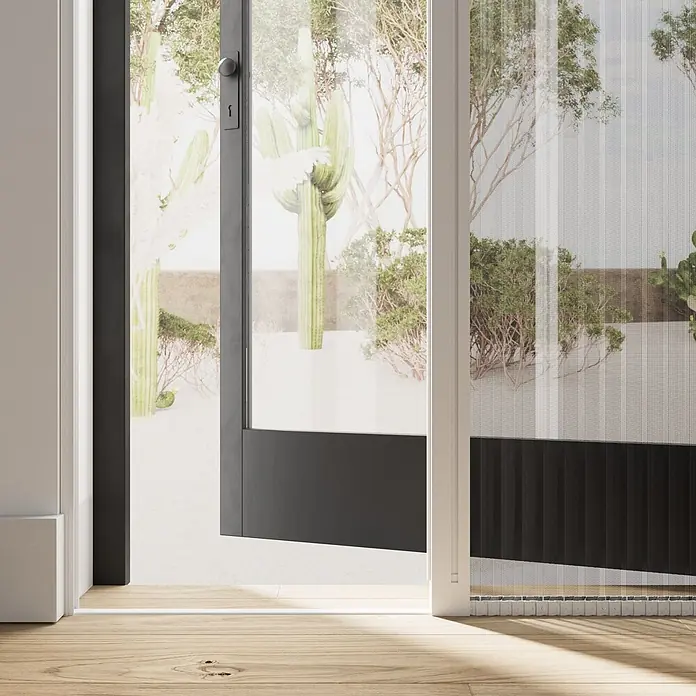 Cocoon Home Concepts Insektenschutz-Türplissee - B x H: 96 x 233 cm, Montage Insektengitter: Schrauben - Teilweise geschlossenes Plissee-Insektenschutzgitter in einer Türöffnung, hell oben, dunkel unten, mit freiem Blick nach draußen.