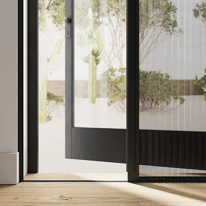 Cocoon Home Concepts Insektenschutz-Türplissee - B x H: 96 x 218 cm, Montage Insektengitter: Schrauben - Schwarz gerahmte Glastür mit ausziehbarem Plissee-Insektenschutz, Blick in einen Wüstengarten.
