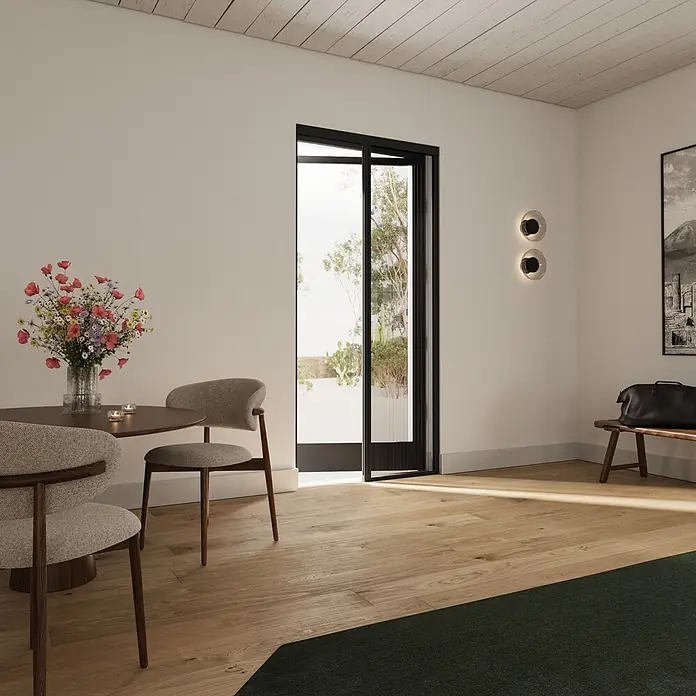 Cocoon Home Concepts Insektenschutz-Türplissee - B x H: 96 x 218 cm, Montage Insektengitter: Schrauben - Moderner Essbereich mit rundem Holztisch, gepolsterten Stühlen und Wandleuchten. Eine große Glastür führt nach draußen.