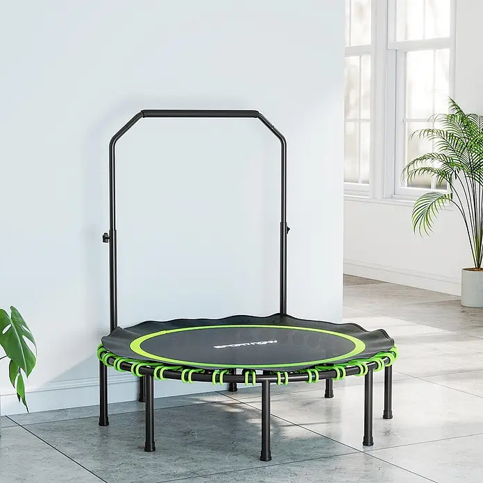 Sportnow Rebounder - 122 x 122 x 129 cm, Schwarz, Grün - Schwarzes und grünes Minitrampolin mit höhenverstellbarem Haltegriff, in einem Raum auf Fliesenboden.